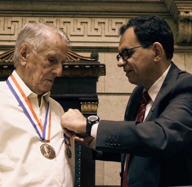 Orlando Drummond recebeu a medalha Pedro Ernesto na Câmara Municipal