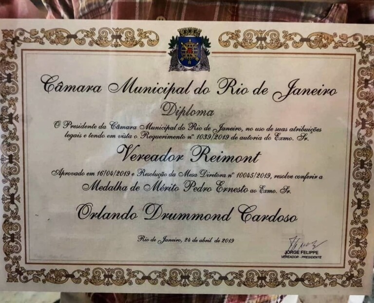 Orlando Drummond recebeu a medalha Pedro Ernesto na Câmara Municipal