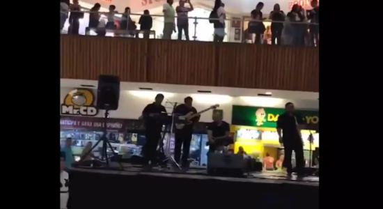 Músicos tocam tema de Titanic enquanto shopping alaga