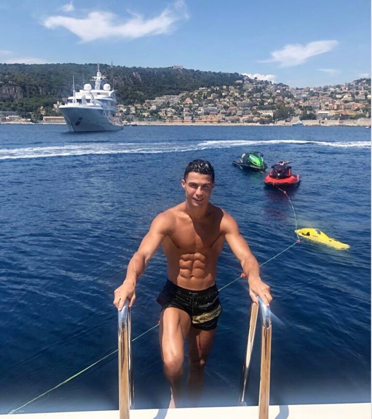Cristiano Ronaldo viajou com a família para Grécia e para o Sul da França