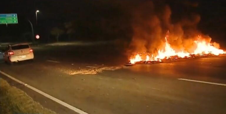 Em Florianópolis, houve bloqueio com barricadas e fogo