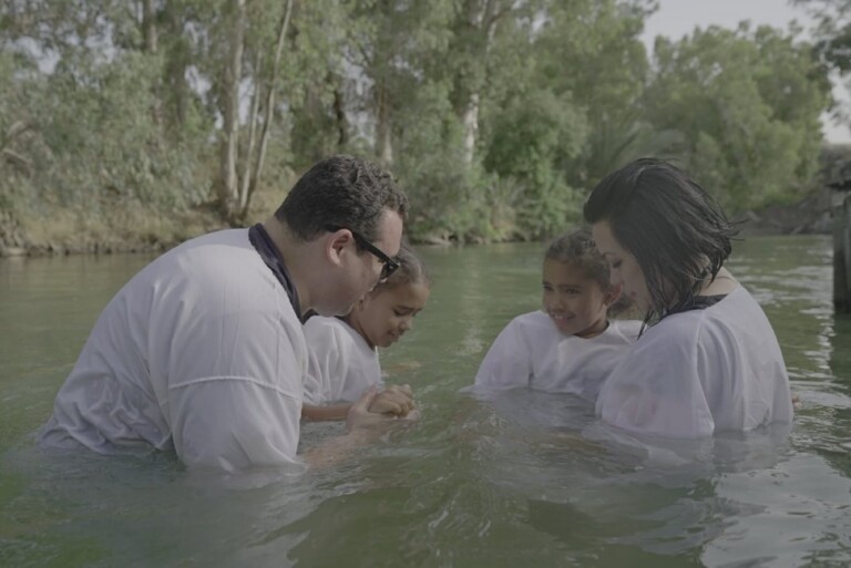 Willian, a esposa e as filhas se batizaram no Rio Jordão