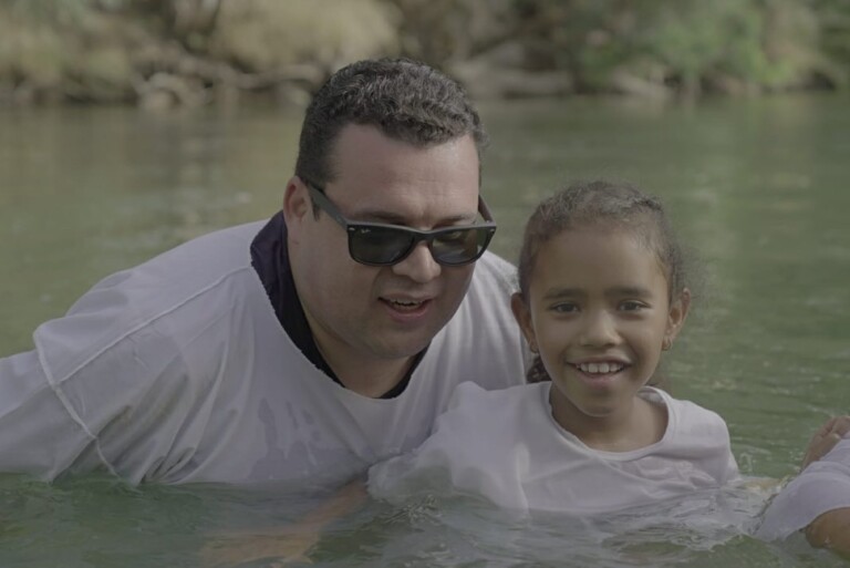 Willian, a esposa e as filhas se batizaram no Rio Jordão