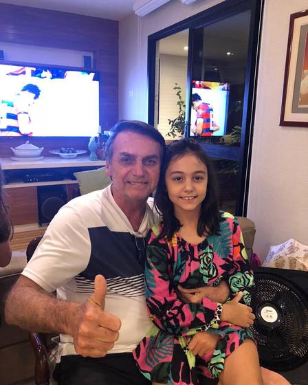 Bolsonaro em fotos junto com a filha Laurinha