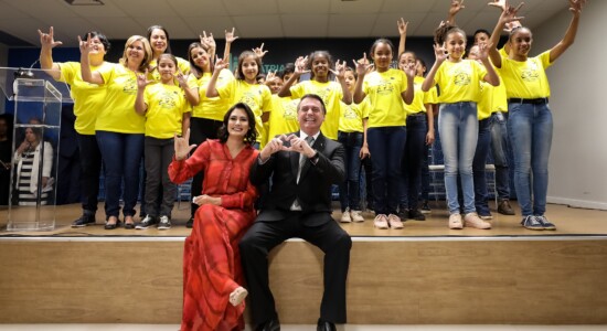 Michelle e Jair Bolsonaro em foto com estudantes