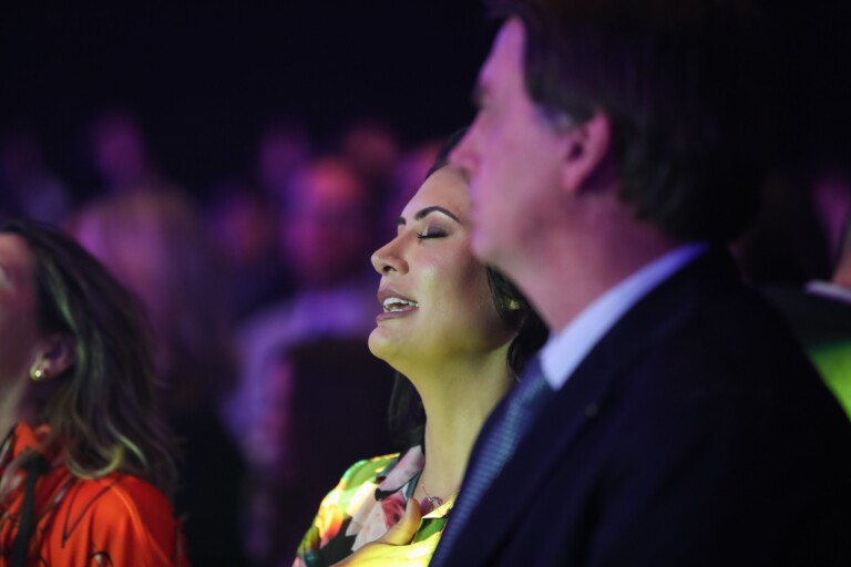 Jair Bolsonaro e Michelle durante os louvores de Aline Barros