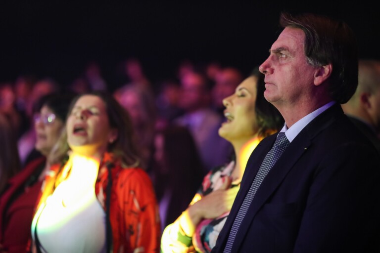Jair Bolsonaro e Michelle durante os louvores de Aline Barros