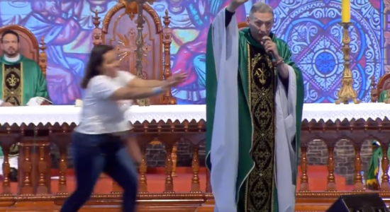 Momento em que mulher empurra Padre Marcelo Rossi do palco