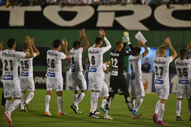 Santos vence com gol contra e retoma liderança provisória do Brasileiro