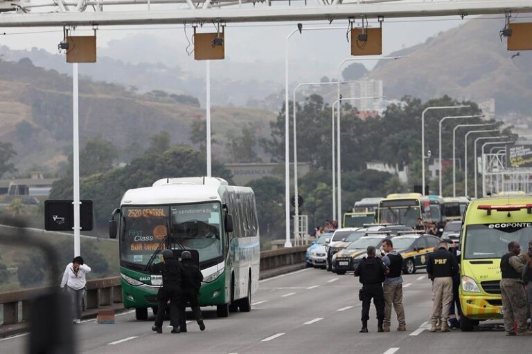 Homem é morto após fazer reféns na ponte Rio-Niterói