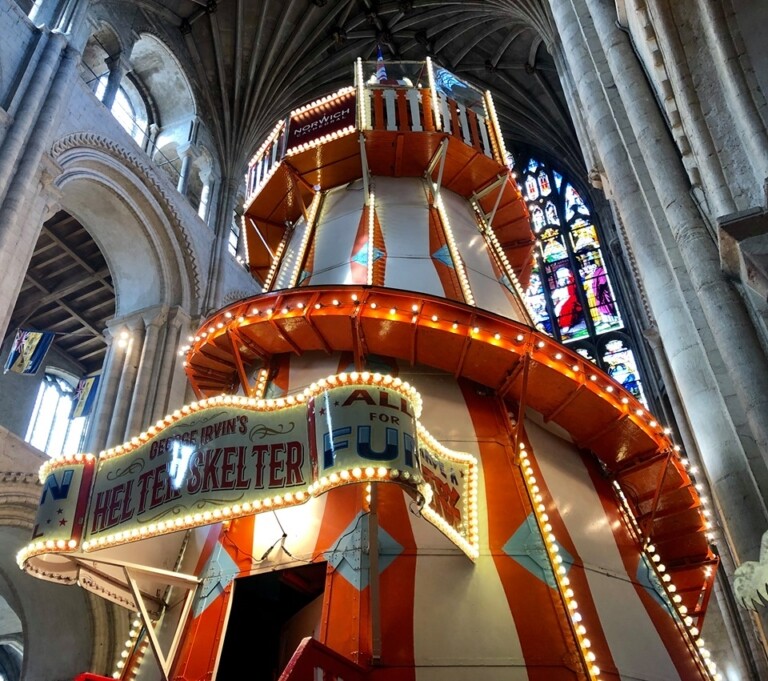 Escorregador de 17 metros de altura é instalado em catedral