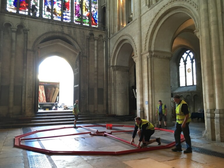 Escorregador de 17 metros de altura é instalado em catedral