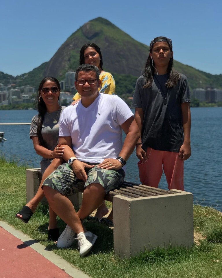 Geraldo Guimarães em momento família com a esposa e os filhos Jhessica e Jonathan