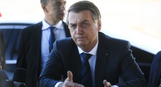 Presidente Jair Bolsonaro fala à imprensa ao sair do Palácio da Alvorada