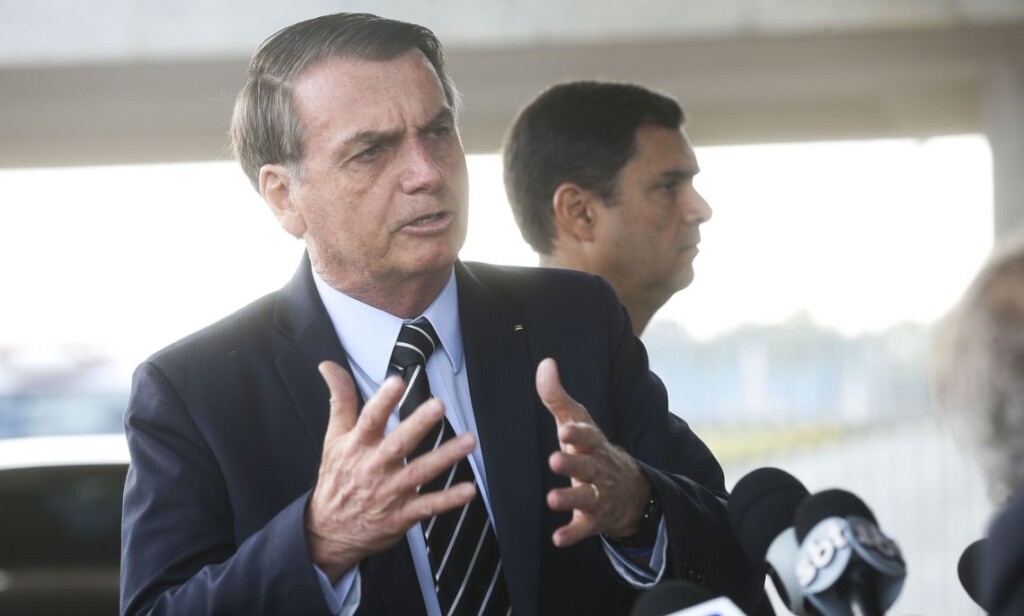 Presidente Jair Bolsonaro fala à imprensa.