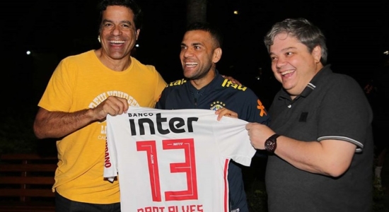 Daniel Alves foi contratado pelo São Paulo