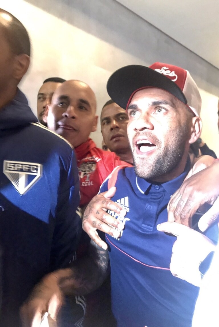 Daniel Alves é recebido com festa em São Paulo
