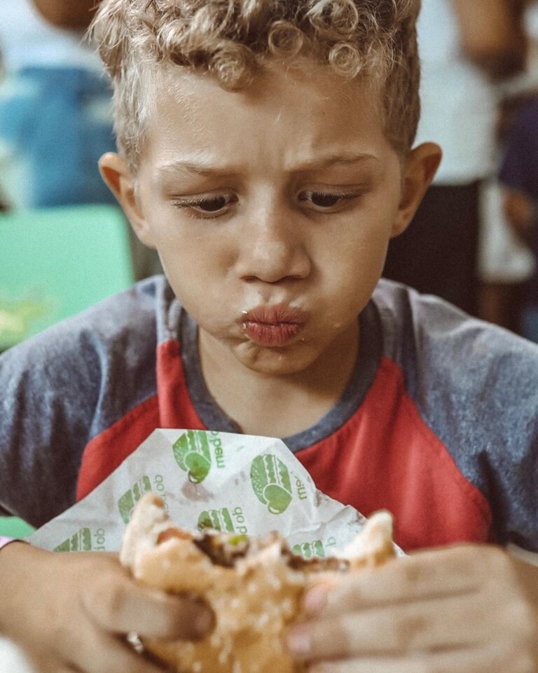 ONG leva hambúrguer e alegria para crianças em SP