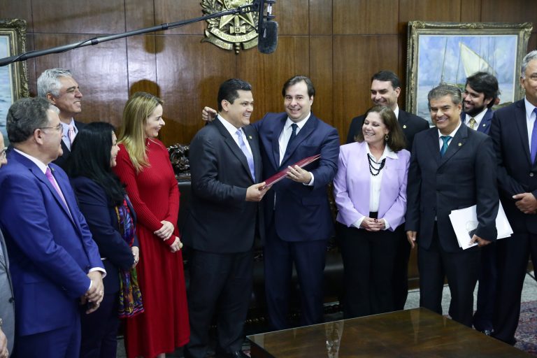 Presidente Rodrigo Maia (D), entrega o texto aprovado pela Câmara ao presidente do Senado, Davi Alcolumbre