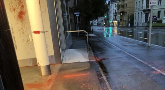 Consulado do Brasil em Zurique é atacado com tinta vermelha