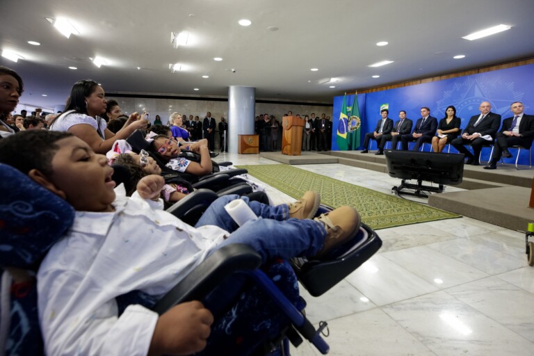 Presidente Jair Bolsonaro assina medida provisória  da Pensão Vitalícia das Vítimas de Microcefalia do Zika Vírus