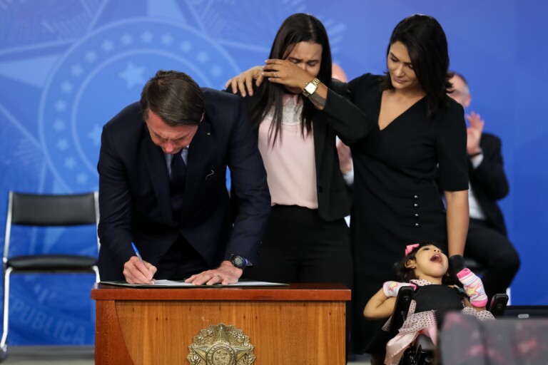 Presidente Jair Bolsonaro assina medida provisória  da Pensão Vitalícia das Vítimas de Microcefalia do Zika Vírus