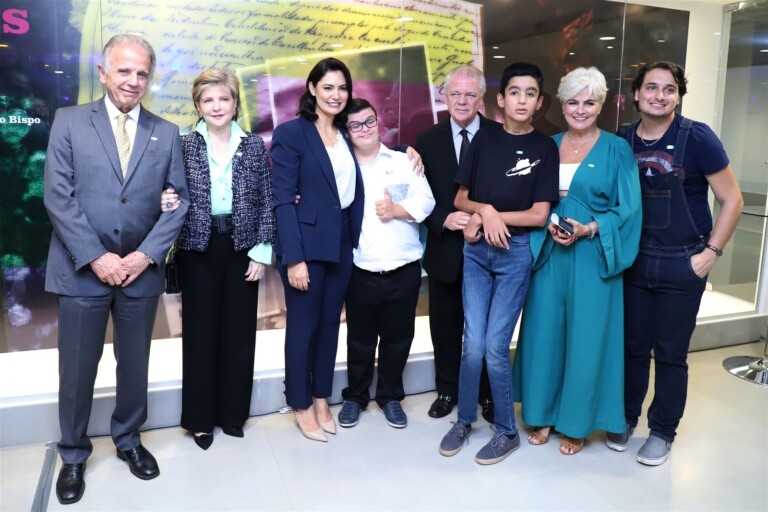 Michelle Bolsonaro prestigiou exposição de jovem com Síndrome de Down