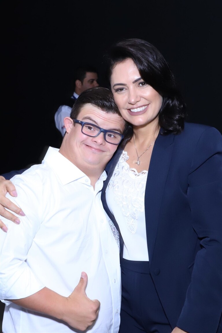 Michelle Bolsonaro prestigiou exposição de jovem com Síndrome de Down