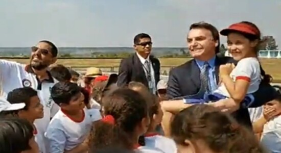 Bolsonaro pega criança no colo no Alvorada