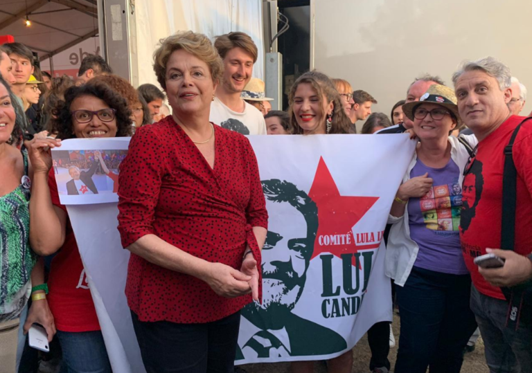 Dilma na festa do jornal lHumanité, do Partido Comunista Francês, prestigiando o Comitê parisiense de solidariedade à Lula, que está preso