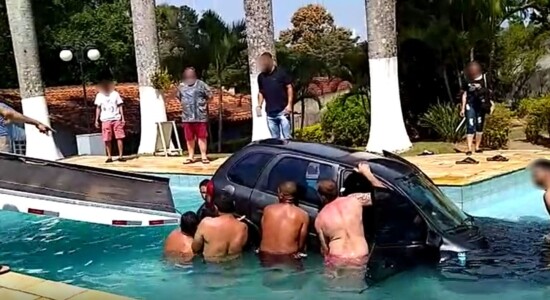 Carro cai dentro de piscina e convidados de festa retiram