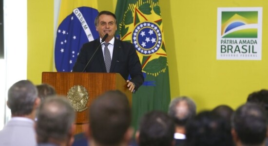 Presidente Jair Bolsonaro convoca população para ir às ruas de verde e amarelo