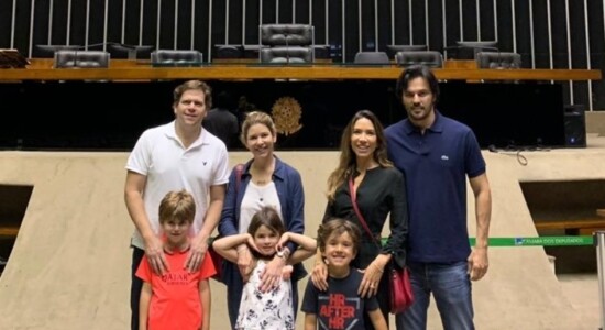 Patricia Abravanel visitou o Congresso com marido e filho