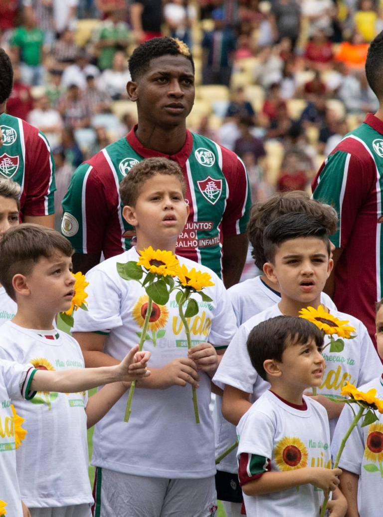 Fluminense e Grêmio espalham girassóis no Maracanã para alertar sobre depressão e suicídio