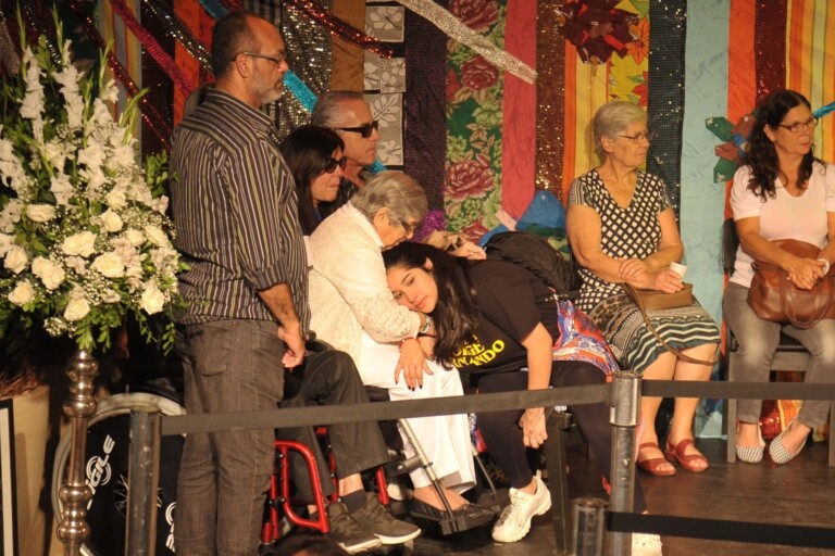 Familiares e amigos do diretor Jorge Fernando se consolam em velório