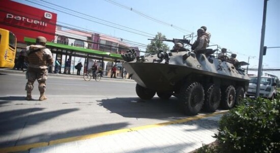 Chile se militariza para controlar distúrbios