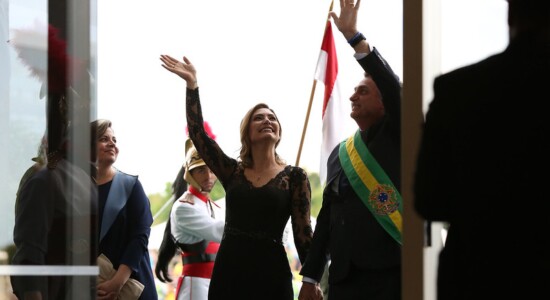 Michelle Bolsonaro doa vestido para leilão beneficente