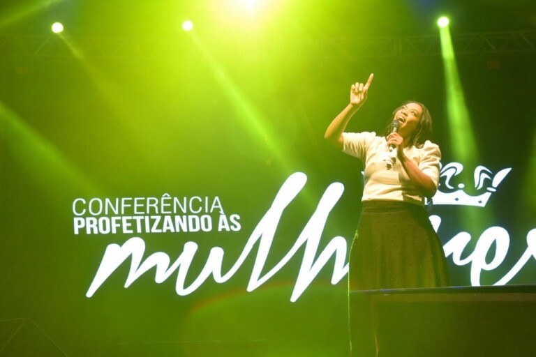 Elaine Martins ministrou o louvor na Conferência Profetizando às Mulheres