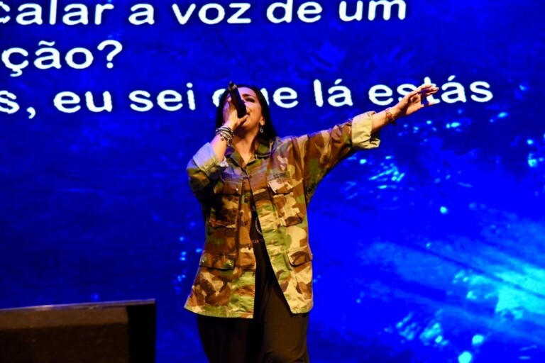 Eyshila cantou na Conferência Profetizando às Mulheres