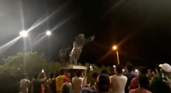 Estátua de Hugo Chávez é derrubada por manifestantes