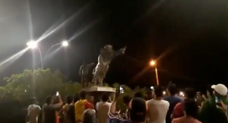 Estátua de Hugo Chávez é derrubada por manifestantes