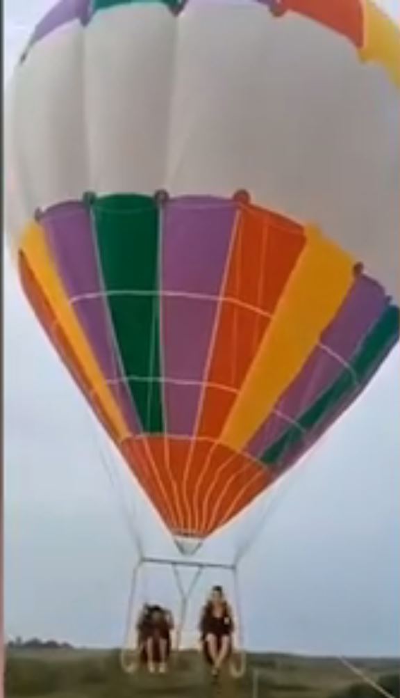 Corda que segurava balão se rompeu, levando mãe e filho para a atmosfera