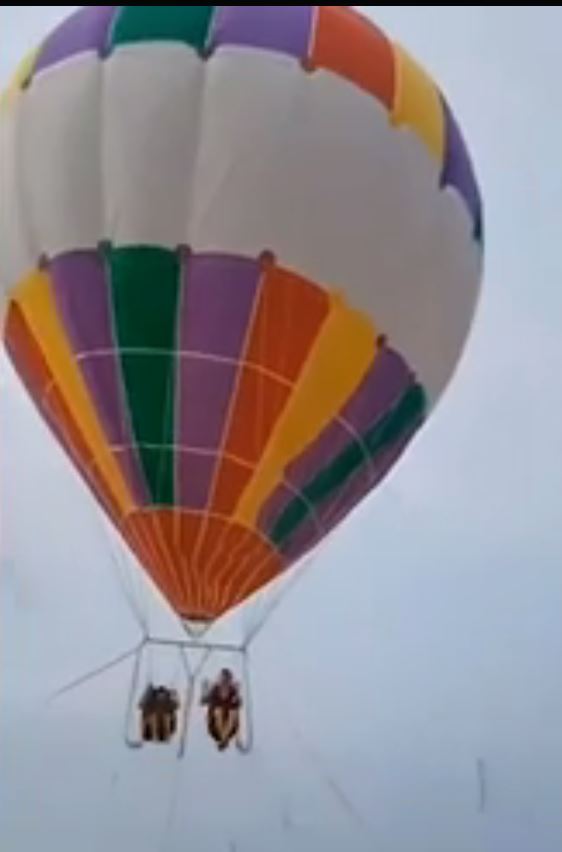 Corda que segurava balão se rompeu, levando mãe e filho para a atmosfera