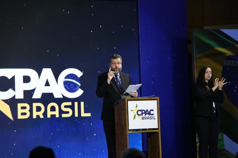 Ministro Ernesto Araújo se emocionou durante discurso na CPAC Brasil