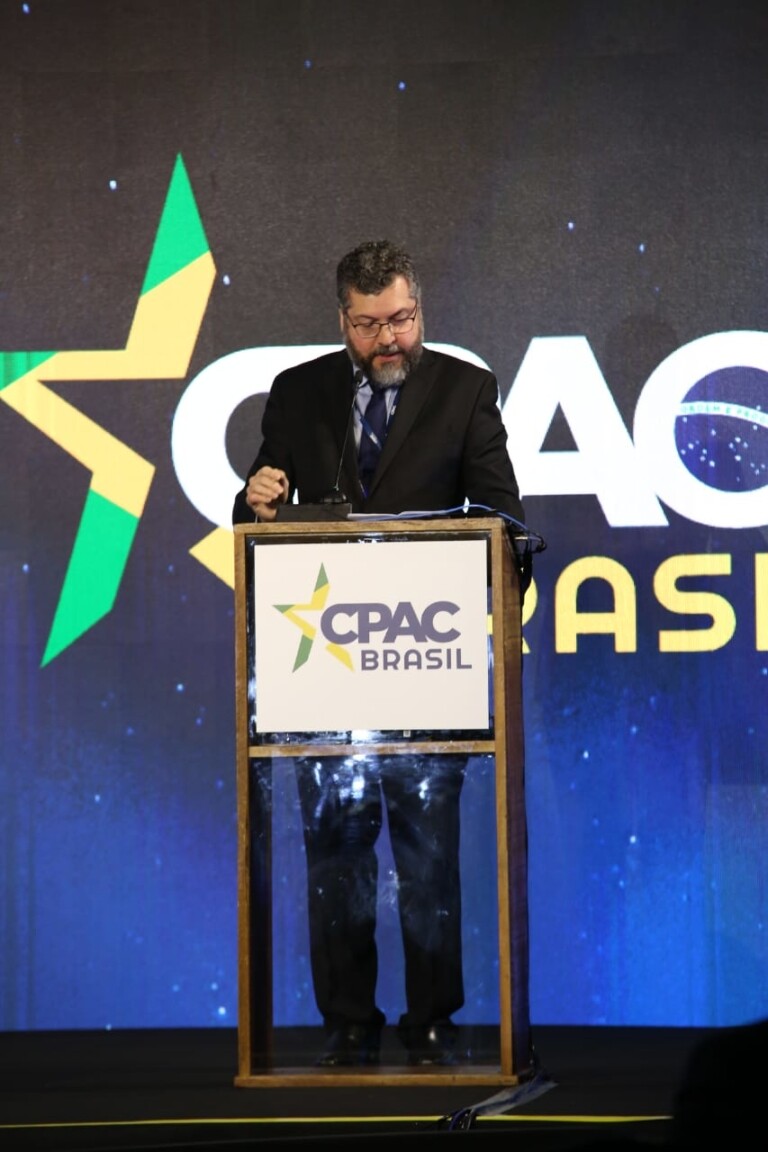 Ministro Ernesto Araújo se emocionou durante discurso na CPAC Brasil