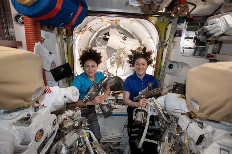 Astronautas fazem 1ª missão espacial 100% feminina