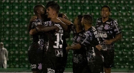 Corinthians vence e segue vivo na disputa pelo título brasileiro