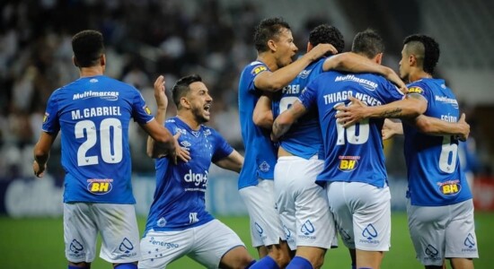 Cruzeiro vira em Itaquera, sai do Z4 e aumenta pressão no Corinthians