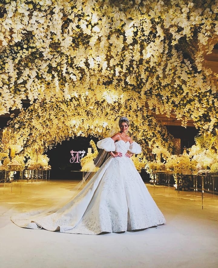 Blogueira Thássia Naves se casa em cerimônia luxuosa