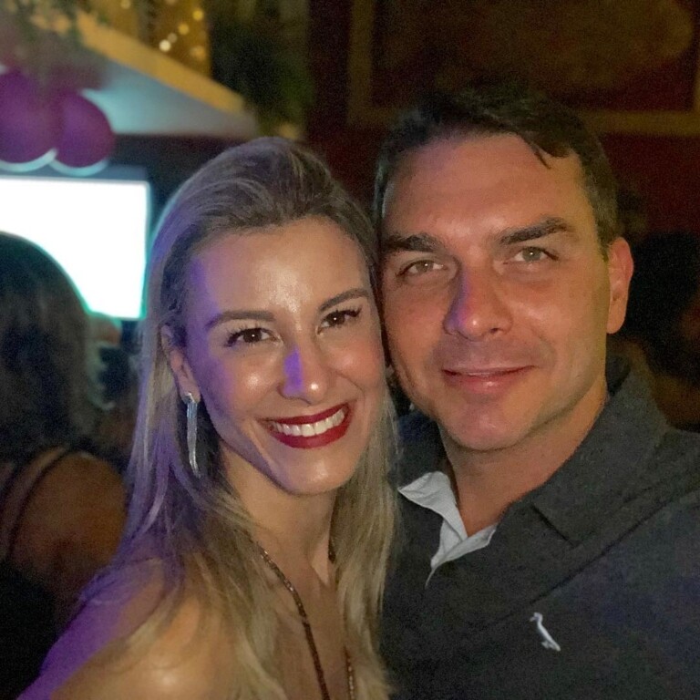 Flávio Bolsonaro e a esposa Fernanda